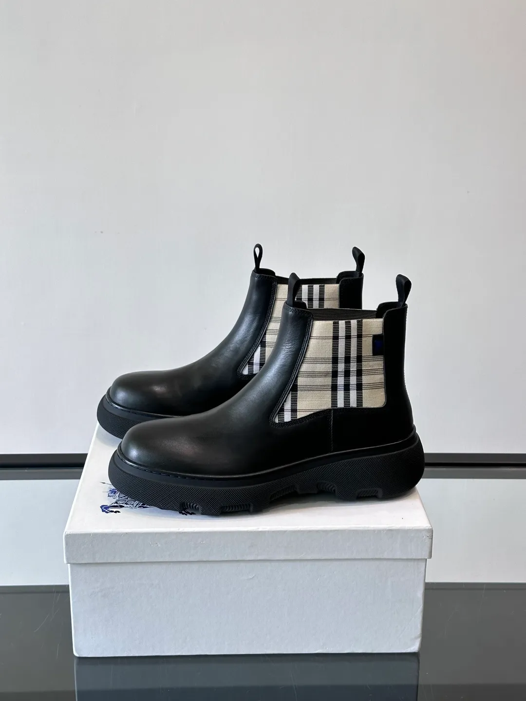 [Burberry] Top P: 920💰 Size: 39-44 (45. Customized) Burberry Matrix shoes👟Burberry autumn and winter men's high-top Chelsea boots, made with heavy industry! The upper is made of imported cowhide, with a slip-on design, classic plaid elastic straps, fine leather, and full of details. It is equipped with a classic and durable rubber thick sole, which increases the length of the legs. The cowhide lining is comfortable and breathable. It is easy to wear and fashionable, business and leisure, full of exquisite Italian style, and has a great look!